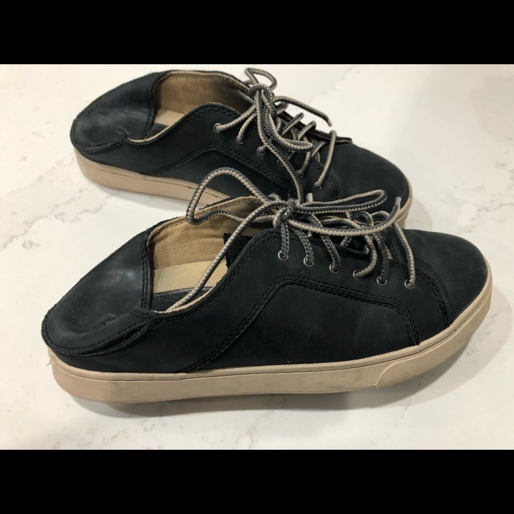 OluKai woman’s Leather Sneakers Dark Blue Lace Up Size 7 Drop-in-heel